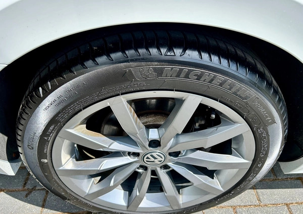 Volkswagen Passat cena 115000 przebieg: 195717, rok produkcji 2019 z Pszczyna małe 562